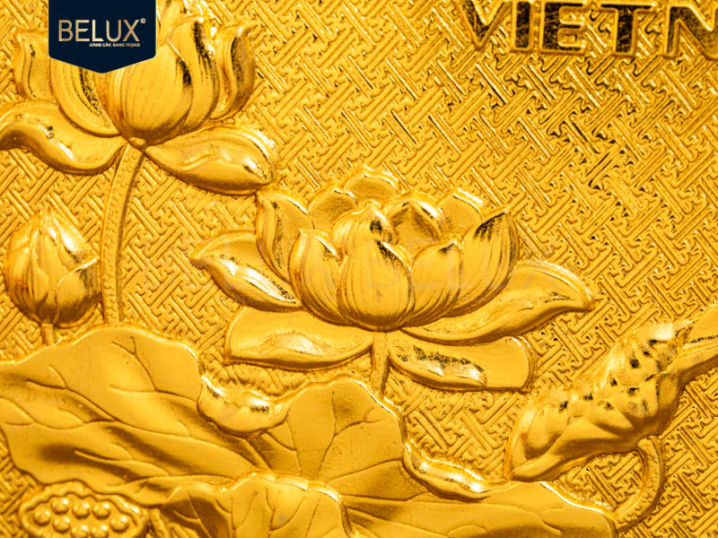 Tranh hoa sen Việt Nam bằng đồng mạ vàng 24k 27x20cm